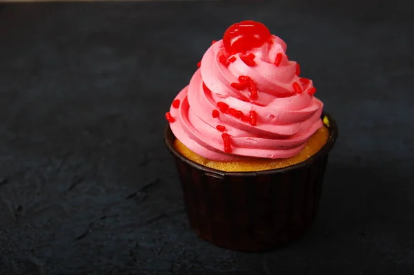 Image of sweet and red cupcakes on dark table — ストック写真