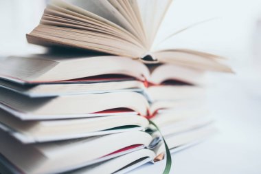 Kitaplar closeup yığını.