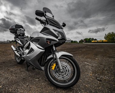 Riga, Letonya - 15 Nisan 2019 Motosiklet sezonunu açmak ve Riga şehrinde motosikletleri toplamak