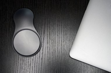 Masada fare olan modern dizüstü bilgisayar