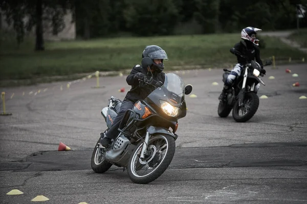 Riga, Letônia - 16.06.2019 Uma foto de um motociclista fazendo uma acrobacia e salta no ar — Fotografia de Stock