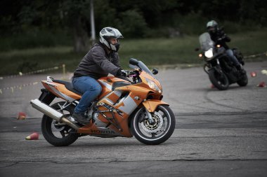 Riga, Letonya - 16.06.2019 Motosiklet Jimnastik Sporu. Motosikletli bir motorcu. Motosiklet. Açık moto festivali.