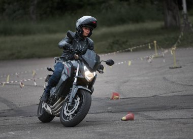 Riga, Letonya - 16.06.2019 Motosiklet Jimnastik Sporu. Motosikletli bir motorcu. Motosiklet. Açık moto festivali.