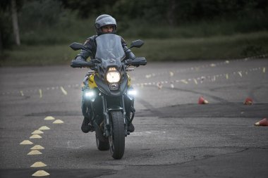 Riga, Letonya - 16.06.2019 Motosiklet Jimnastik Sporu. Motosikletli bir motorcu. Motosiklet. Açık moto festivali.