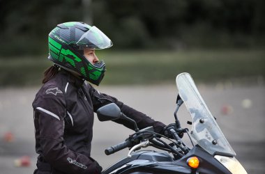 Riga, Letonya - 16.06.2019 Motosiklet Jimnastik Sporu. Motosikletli bir motorcu. Motosiklet. Açık moto festivali.