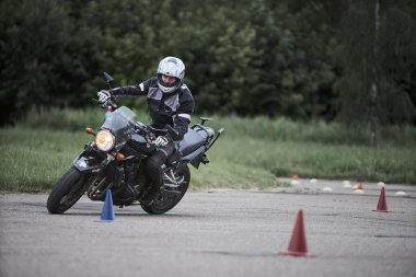 Riga, Letonya - 16.06.2019 Motosiklet Jimnastik Sporu. Motosikletli bir motorcu. Motosiklet. Açık moto festivali.