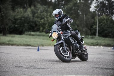 Riga, Letonya - 16.06.2019 Motosiklet Jimnastik Sporu. Motosikletli bir motorcu. Motosiklet. Açık moto festivali.