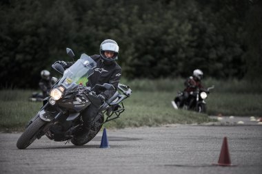 Riga, Letonya - 16.06.2019 Motosiklet Jimnastik Sporu. Motosikletli bir motorcu. Motosiklet. Açık moto festivali.