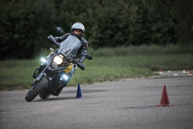 Riga, Letonya - 16.06.2019 Motosiklet Jimnastik Sporu. Motosikletli bir motorcu. Motosiklet. Açık moto festivali.