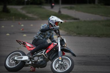 Riga, Letonya - 16.06.2019 Bir motosikletçinin dublörlük yaparken çekilmiş fotoğrafı ve havaya atlıyor.