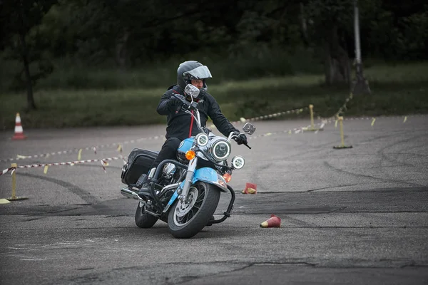 Riga, Letónia - 16.06.2019 Desporto de ginkhana para motociclos. Um motociclista numa mota. Motociclismo. Festa de moto aberta . — Fotografia de Stock