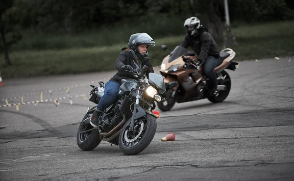 里加，拉脱维亚- 2019年6月16日- -摩托车体操。 骑摩托车的骑手 摩托车。 明爱佳节. — 图库照片