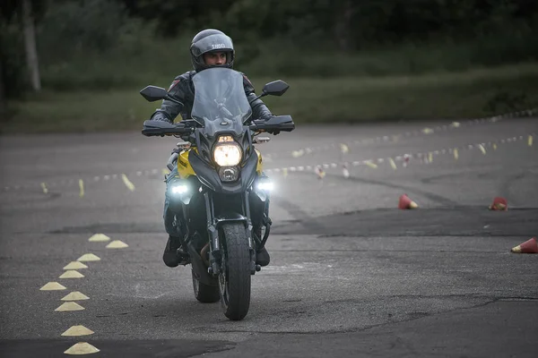 Riga, Lettland - 16.06.2019 Motorradgymkhana-Sport. ein Biker auf einem Motorrad. Motorradfahren. Offenes Mofarennen. — Stockfoto