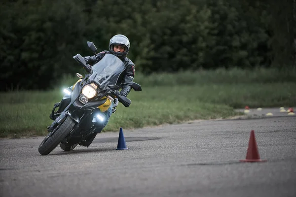 Riga, Letonia - 16.06.2019 Motocicleta deporte gymkhana. Un motorista en una motocicleta. Motocicleta. Festival de moto abierto . — Foto de Stock