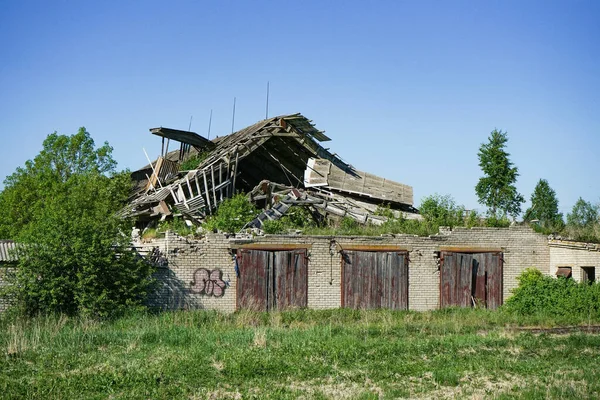 Letonya 'da bir yerde terk edilmiş eski bir ev. Köy. — Stok fotoğraf