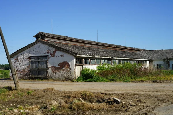 Eski çiftlik binası tüm unutulmuş ve düşen. — Stok fotoğraf