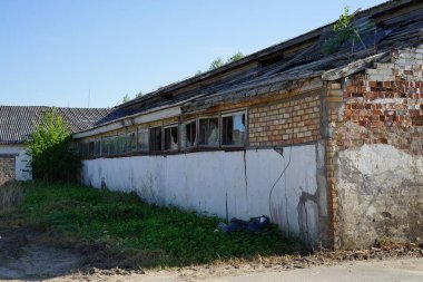 eski çiftlik binası tüm unutulmuş ve düşen.