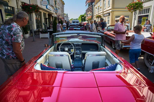 Jurmala, Latvija - 06.06.2018 Vintage classic car. Old and stylish. Red Muscle car. — Stock Photo, Image