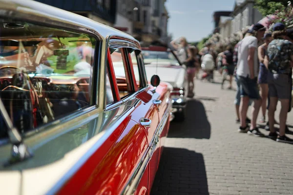 Jurmala, Latvija - 06.06.2018 Vintage classic car. Old and stylish. Red Muscle car. — Stock Photo, Image