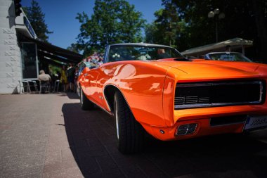 Jurmala, Latvija - 06.06.2018 Klasik araba. Eski ve şık. turuncu Kas Arabası.