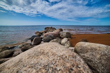 Deniz dalgaları plajda kayaya çarpıyor..