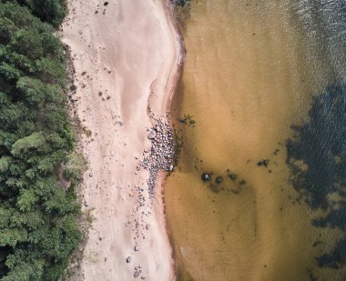 Kumsalın ve dalgalı okyanusun havadan görünüşü