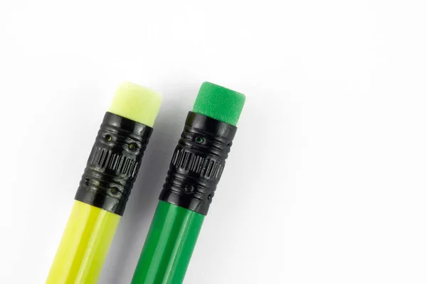 Χρωματικά μολύβια που απομονώνονται σε λευκό φόντο από κοντά. — Φωτογραφία Αρχείου