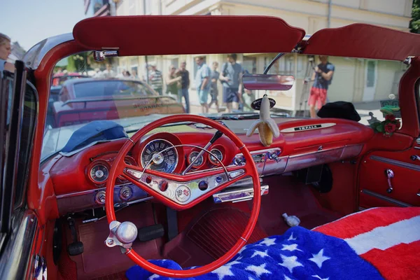 Jurmala, Latvija - 06.06.2018 Een interieur van de retro oude auto — Stockfoto