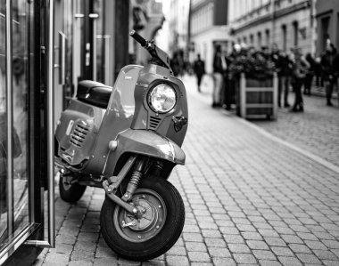 Riga, Letonya - 8 Eylül 2014 'te Vespa scooter motoru Riga, Letonya' da. Vespa, Piaggio tarafından üretilen İtalyan mobilet markası.