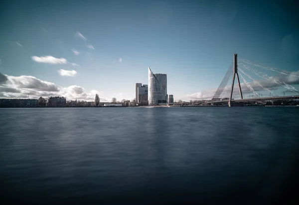 Grote hangbrug in balken van de komende zon tegen de blauwe hemel — Stockfoto