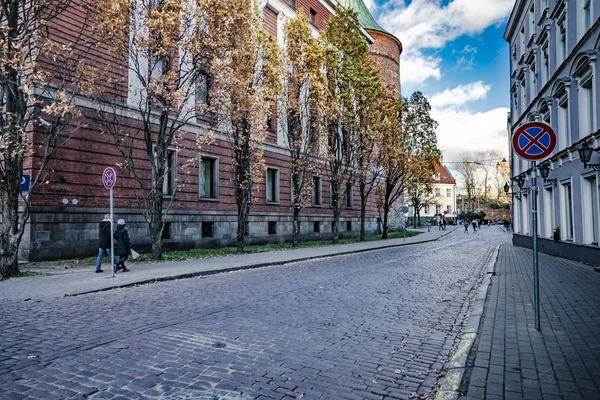 Puerta de madera vieja, Riga, Letonia casco antiguo —  Fotos de Stock