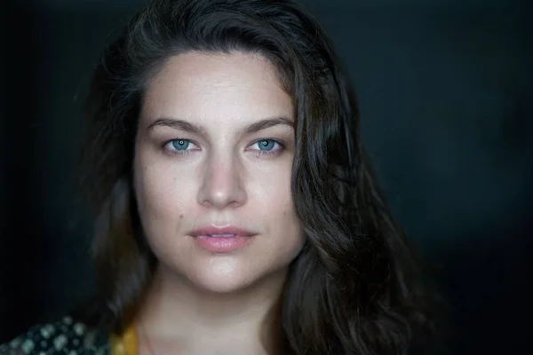 Retrato de mujer bonita cabello oscuro, ojos azules . — Foto de Stock