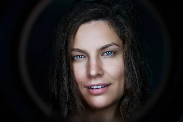 Retrato de mujer bonita cabello oscuro, ojos azules . — Foto de Stock