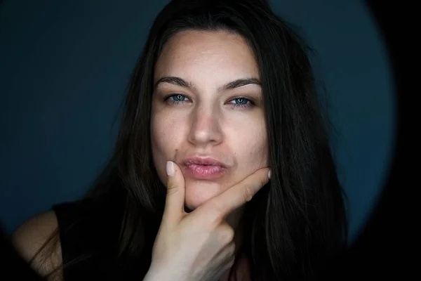 Retrato de mujer bonita cabello oscuro, ojos azules . — Foto de Stock