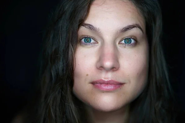 Retrato de mujer bonita cabello oscuro, ojos azules . — Foto de Stock