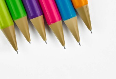 Renkli kalem arka planı. Beyaz arka planda renkli kalemler. İzole edilmiş