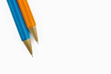 Renkli kalem arka planı. Beyaz arka planda renkli kalemler. İzole edilmiş