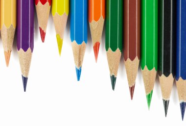 Renkli kalem arka planı. Beyaz arka planda renkli kalemler. İzole edilmiş