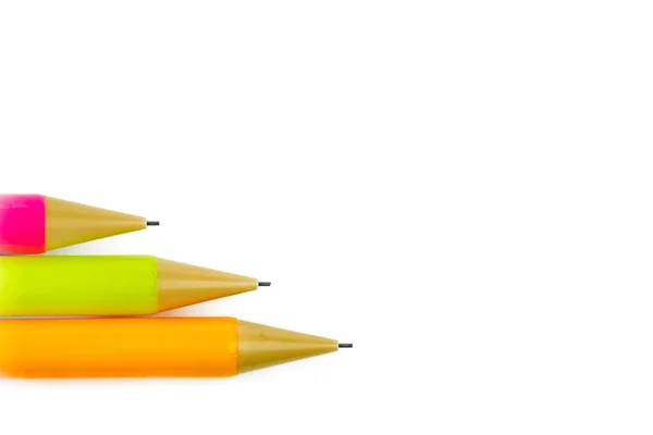 Färgade pennor bakgrund. Färgpennor på vit bakgrund. Isolerad — Stockfoto