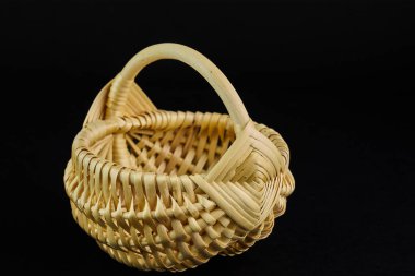 Siyah arka planda boş ahşap sepet yakın plan çekimi