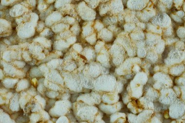 Kırmızı arka planda tek pirinçli kek..