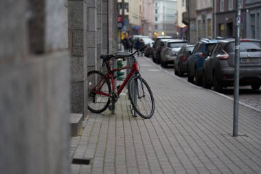 Şehir motorcusu. Bisiklet eski kasaba sokağında