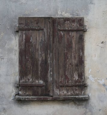 eski kirli duvar eski kirli pencere.