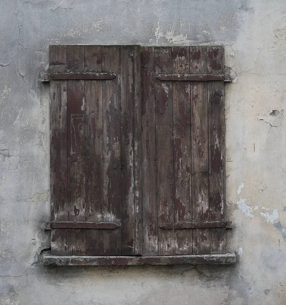 eski kirli duvar eski kirli pencere.