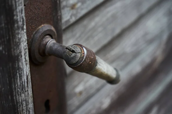Gros plan d'une vieille porte en bois avec une grande clé dans la serrure — Photo