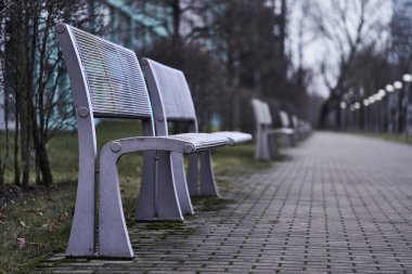 Tramvay durağında renkli metal bir bank.