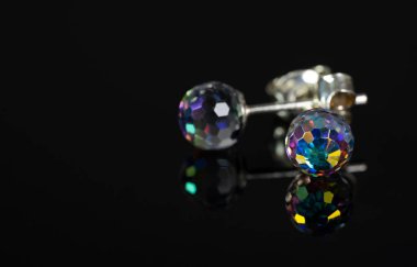 Yansıması ile siyah mücevher ile altın küpeler.