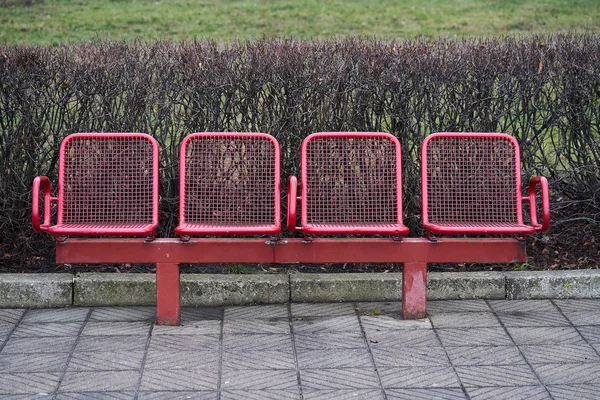 Kolorowa metalowa ławka na przystanku tramwajowym — Zdjęcie stockowe