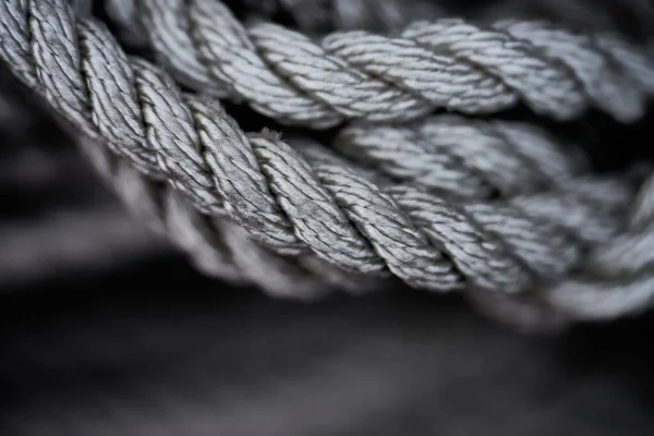 Close-up van een oude versleten boot touw als een nautische achtergrond. — Stockfoto