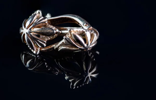 Šperky náušnice izolované na černém pozadí — Stock fotografie
